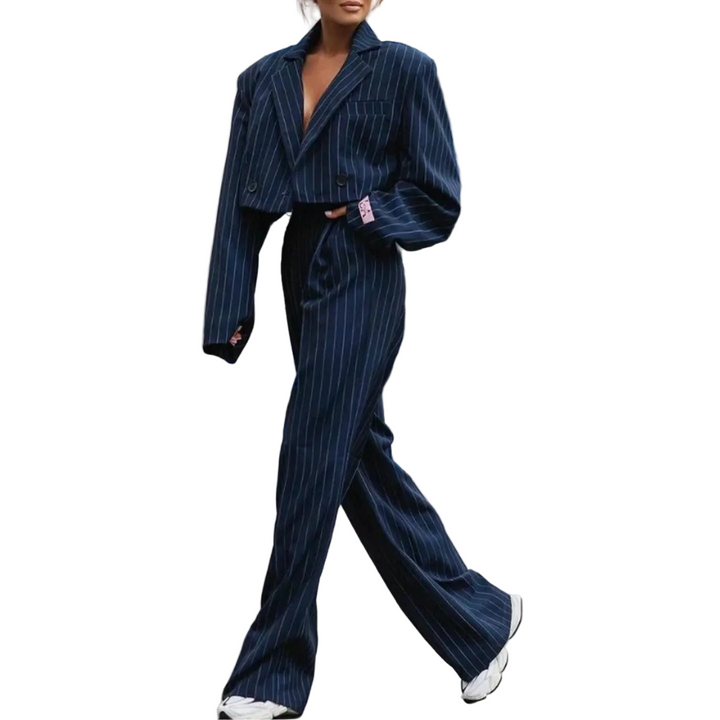 Costume formel pour femme Isabeau, moderne, bleu marine à fines rayures. Ensemble blazer court croisé et pantalon taille haute à coupe large, pour une silhouette élégante et professionnelle, porté en look urbain.