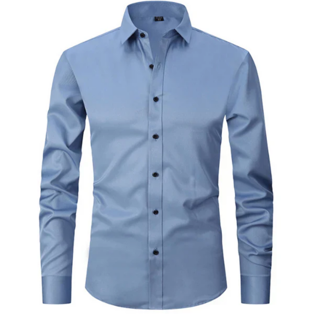 Chemise ajustée pour homme Jacques, tendance et élégante, en bleu clair avec des boutons noirs et une coupe moderne, idéale pour un look chic et raffiné.