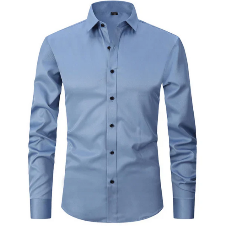 Chemise ajustée pour homme Jacques, tendance et élégante, en bleu clair avec des boutons noirs et une coupe moderne, idéale pour un look chic et raffiné.