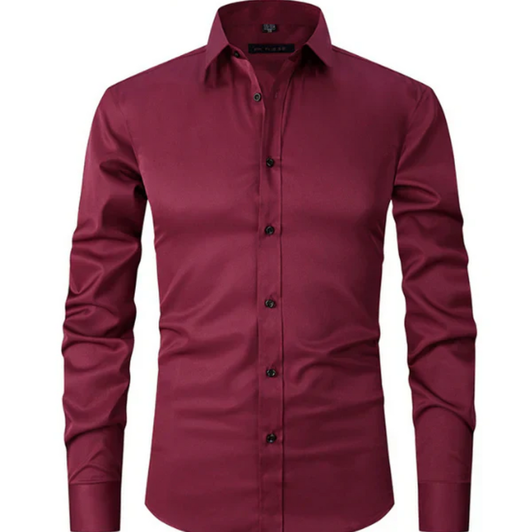 Chemise ajustée pour homme Jacques, tendance et moderne, en bordeaux avec des boutons noirs et une coupe cintrée, parfaite pour un look élégant et raffiné.