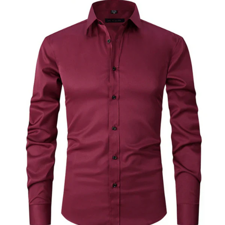Chemise ajustée pour homme Jacques, tendance et moderne, en bordeaux avec des boutons noirs et une coupe cintrée, parfaite pour un look élégant et raffiné.