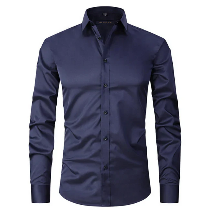 Chemise ajustée pour homme Jacques, tendance et élégante, en bleu marine avec des boutons noirs et une coupe moderne, idéale pour un look raffiné et sophistiqué.