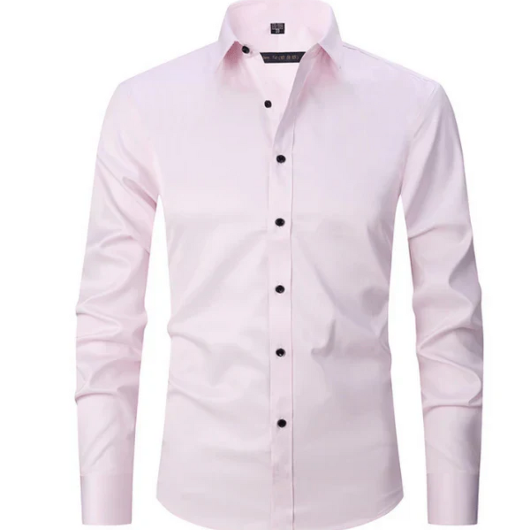 Chemise ajustée pour homme Jacques, tendance et élégante, en rose pâle avec des boutons noirs et une coupe moderne, parfaite pour un look sophistiqué et raffiné.