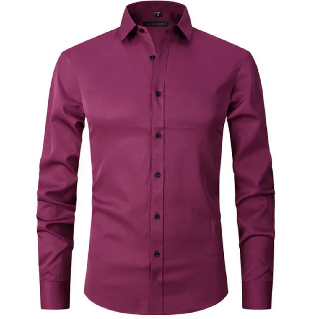 Chemise ajustée pour homme Jacques, tendance et élégante, en bordeaux avec des boutons noirs et une coupe moderne, idéale pour un look raffiné et audacieux.