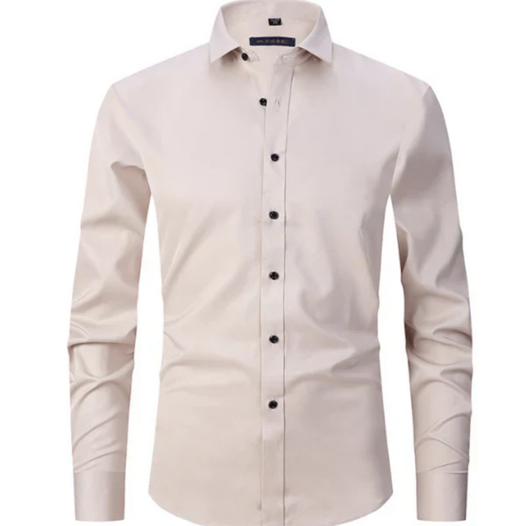 Chemise ajustée pour homme Jacques, tendance et élégante, en beige avec des boutons noirs et une coupe moderne, idéale pour un look chic et sophistiqué.