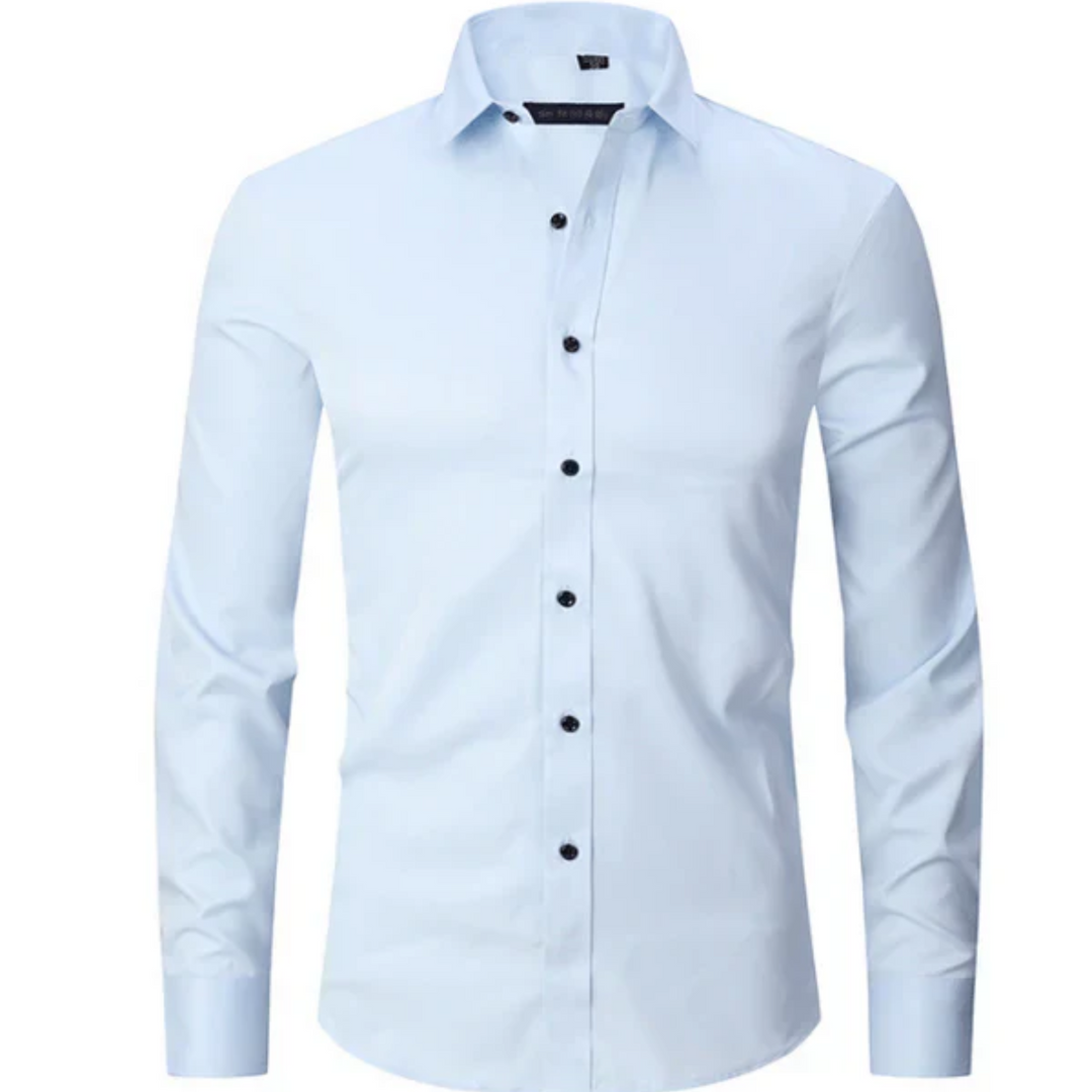 Chemise ajustée pour homme Jacques, tendance et élégante, en bleu clair avec des boutons noirs et une coupe moderne, parfaite pour un look raffiné et professionnel.
