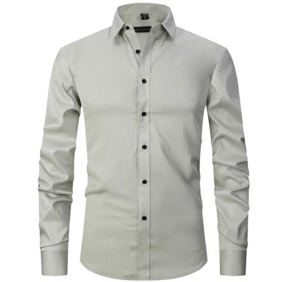 Chemise ajustée pour homme Jacques, tendance et élégante, en gris clair avec des boutons noirs et une coupe moderne, idéale pour un look sophistiqué et polyvalent.