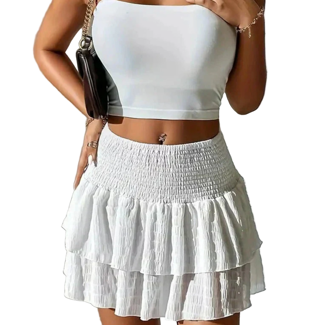 La mini-jupe Jalyssa pour femme est un modèle moderne à la coupe fluide et aux motifs colorés. Confortable et élégante, cette jupe blanche à volants est idéale pour l'été ; associez-la à un haut simple pour un look chic et décontracté.