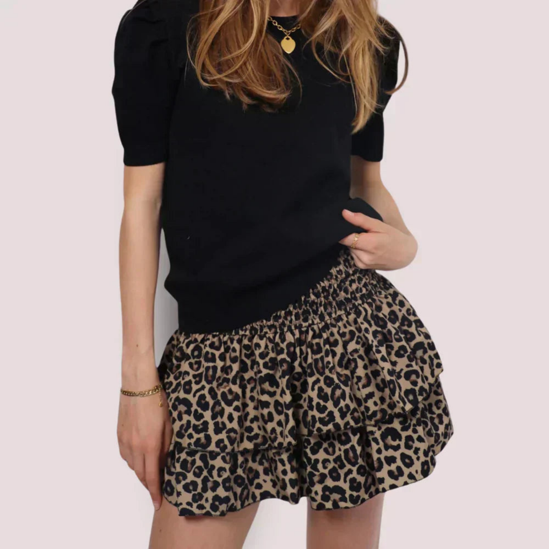Jupe mini pour femme Jalyssa, modèle moderne avec un imprimé léopard élégant. Dotée de volants superposés et d'une taille élastique pour un confort optimal, cette jupe est parfaite pour un look tendance et décontracté.