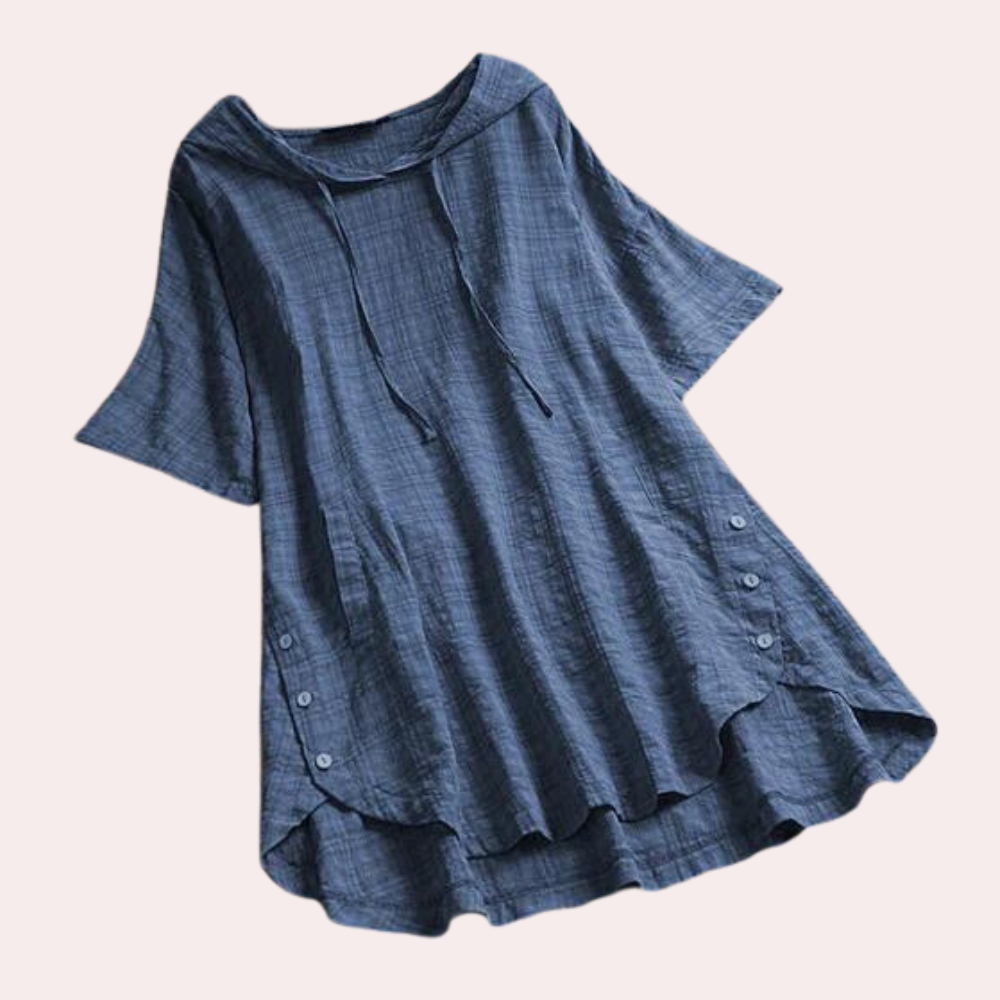 Chemisier long ample Jihane pour femme, au style moderne et décontracté. Ce modèle à manches courtes, avec une capuche et des boutons sur les côtés, offre une coupe fluide et légère, idéale pour un look décontracté et élégant au quotidien.