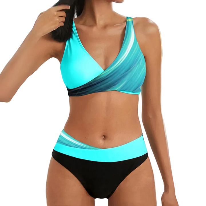 Ensemble bikini bleu turquoise avec un top croisé décoré de dégradés de couleurs et une culotte noire assortie. Ce bikini moderne et élégant est parfait pour un look frais et tendance à la plage ou à la piscine.