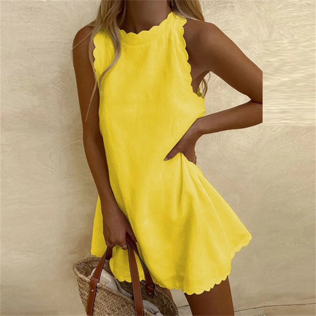 Et lumineuse, cette robe jaune à col échancré et bords scallopés est idéale pour un look estival vif et décontracté, parfaite à associer avec un panier en osier.