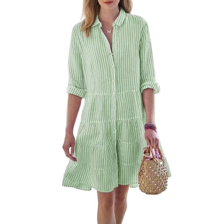 Robe légère et élégante à manches longues, de couleur verte avec des rayures verticales blanches. Elle présente une coupe fluide et un col en V, parfaite pour un look chic et décontracté, idéale pour les journées estivales.