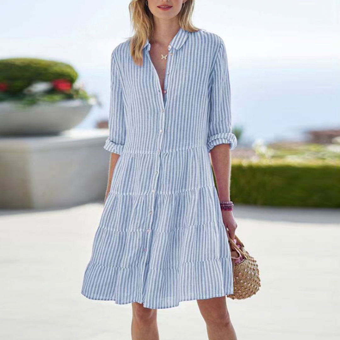 Robe légère à manches longues, de couleur bleue avec des rayures blanches. Sa coupe fluide et son design élégant avec des boutons sur le devant en font une pièce parfaite pour un look estival et raffiné.