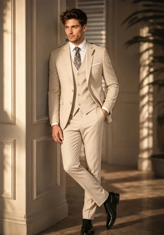 Costume Trois Pièces Homme Coupe Formelle avec Col Notch et Gilet Quatre Boutons