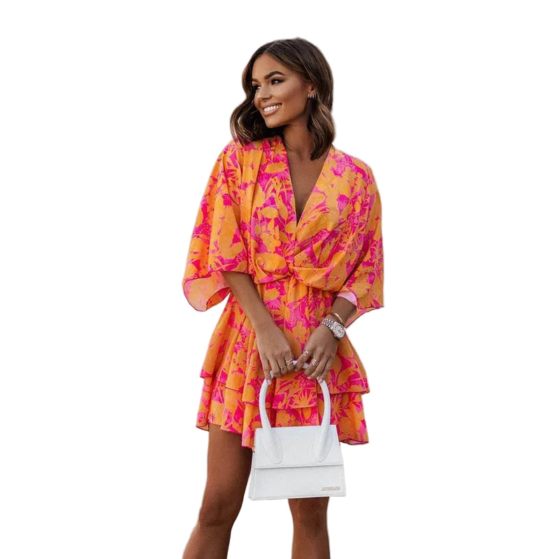 Robe mini florale pour femme, avec un motif floral vif en rose et jaune, manches larges et volants, idéale pour un look moderne et dynamique.
