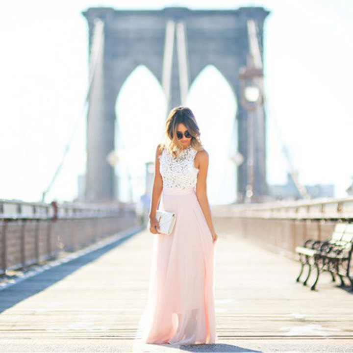 Robe longue pour femme, avec un corsage en dentelle blanche et une jupe fluide rose pâle. Idéale pour une soirée élégante ou un événement spécial, cette robe combine modernité et féminité, parfaite pour un look raffiné.
