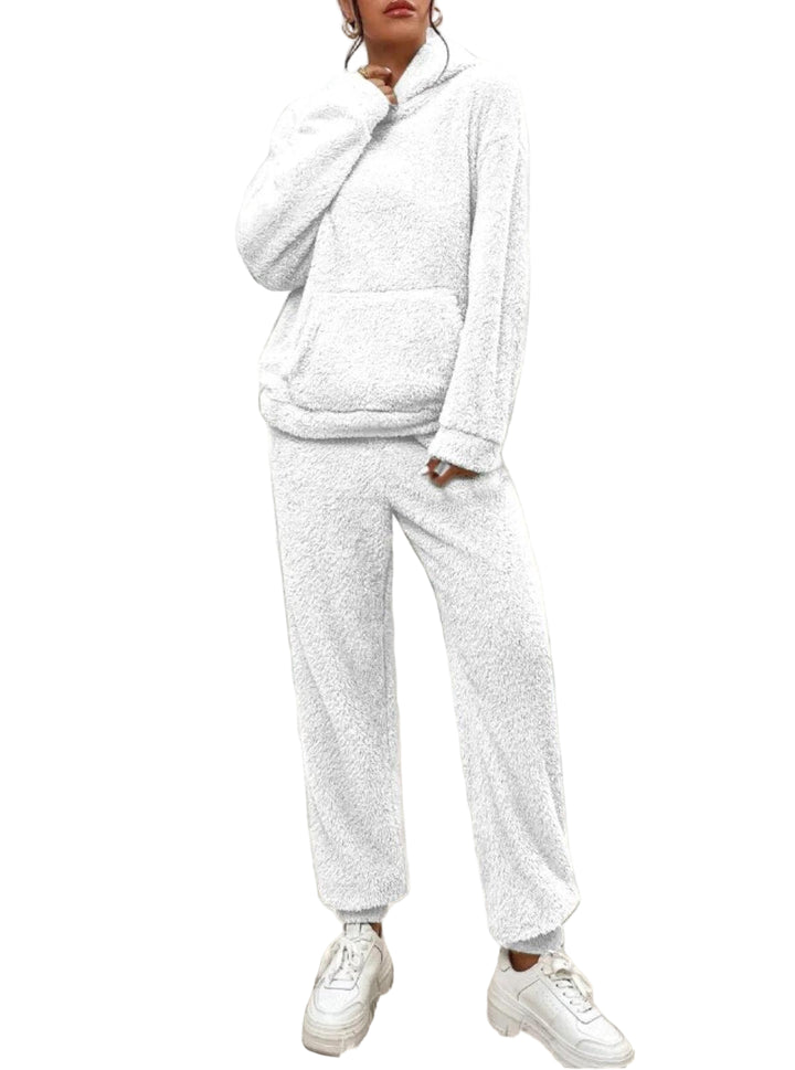 Ensemble loungewear blanc pour femme, composé d’un haut à capuche en matière duveteuse et d’un pantalon assorti, offrant une allure cosy et décontractée.