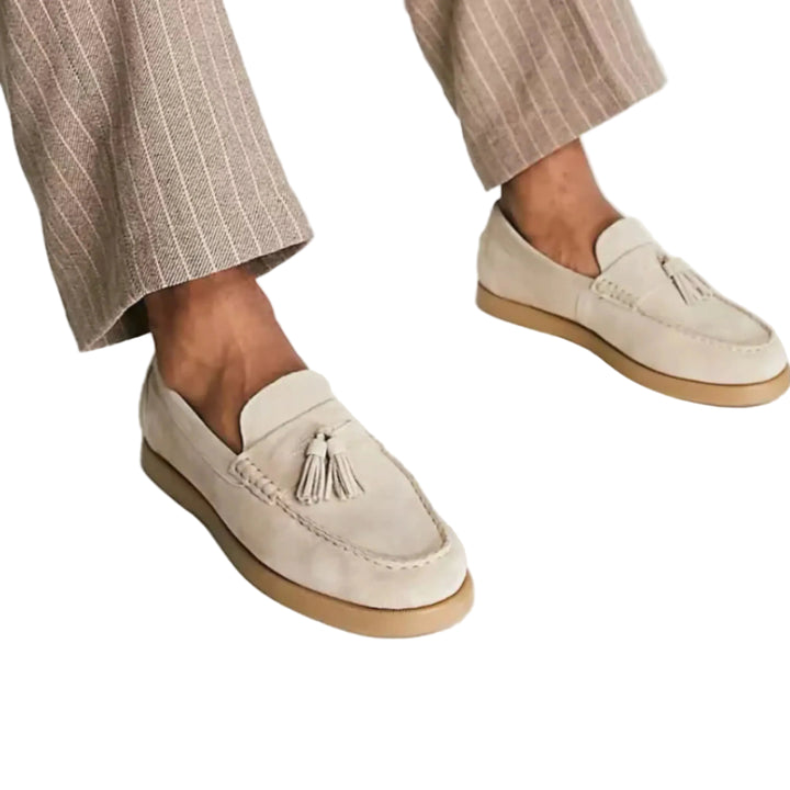 Ces mocassins en suède beige sont ornés de pampilles sur le dessus, offrant un look sophistiqué et raffiné. Parfaits pour compléter une tenue élégante et décontractée, ces mocassins sont idéaux pour un style moderne et confortable.