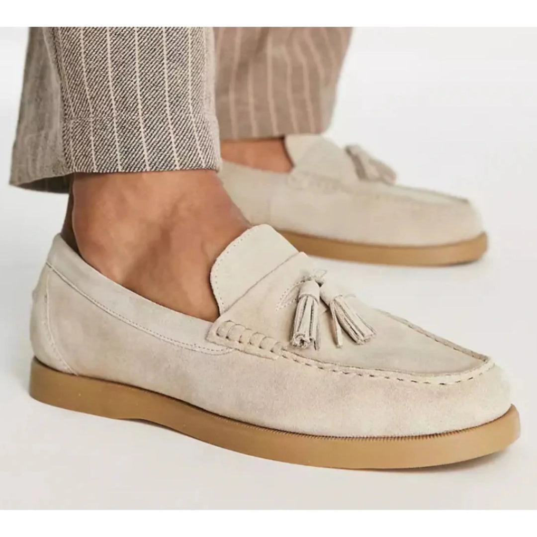 Ces mocassins en suède beige, avec des pampilles décoratives et une semelle en caoutchouc beige, offrent un style à la fois moderne et sophistiqué. Parfaits pour un look décontracté et élégant, ils ajoutent une touche de raffinement à vos tenues.