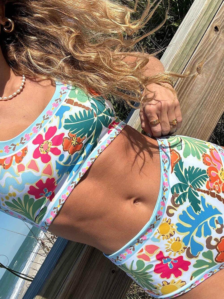 Bikini floral stretch pour femme, modèle Laureline. Ensemble moderne avec un haut à bretelles et un bas taille haute, orné de motifs floraux colorés sur fond clair. Parfait pour des journées ensoleillées à la plage, alliant confort et style.