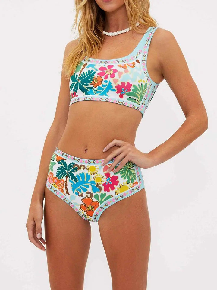 Bikini floral stretch pour femme, modèle Laureline. Haut à bretelles et bas taille haute décorés de motifs floraux colorés sur fond clair. Un style moderne et vibrant, idéal pour les journées ensoleillées à la plage.