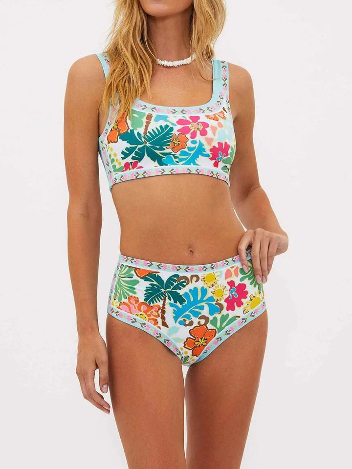 Bikini floral stretch pour femme, modèle Laureline. Haut à bretelles et bas taille haute, avec des motifs floraux éclatants sur fond clair. Un look moderne et coloré, parfait pour profiter des journées ensoleillées à la plage.