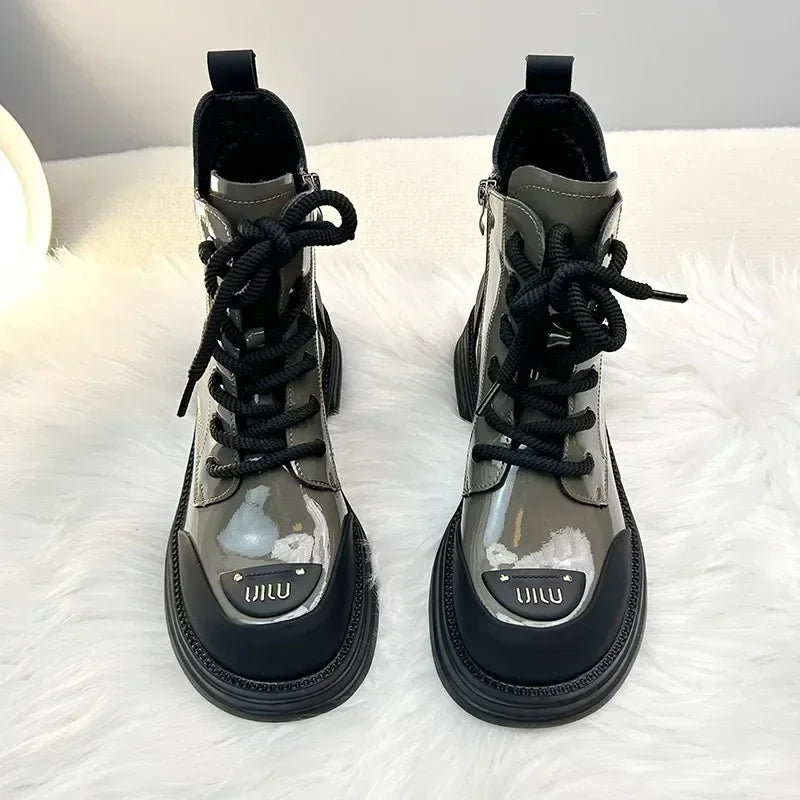 Bottines pour femmes en cuir noir avec lacets, semelle épaisse et zip latéral, offrant un style moderne et robuste.