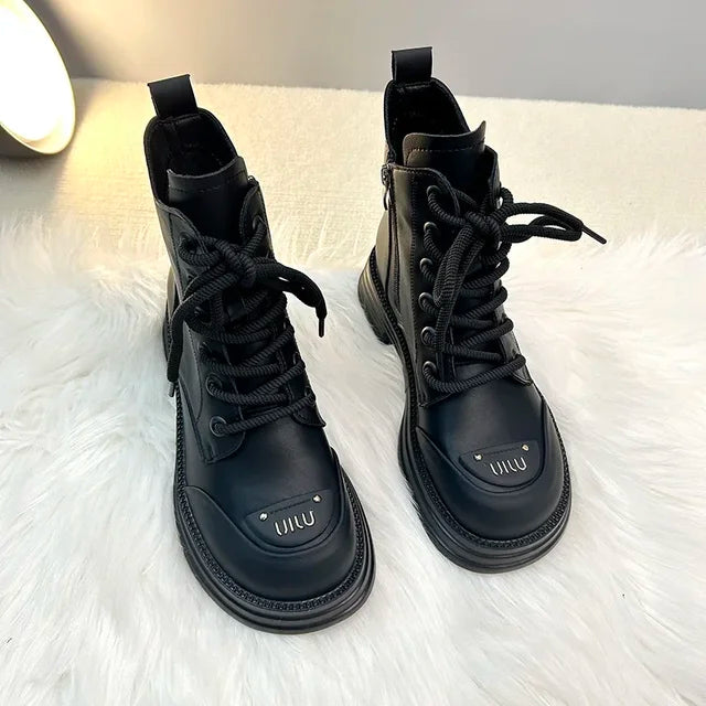 Bottines noires à lacets pour femmes, avec une semelle robuste et un design moderne, offrant à la fois confort et style.