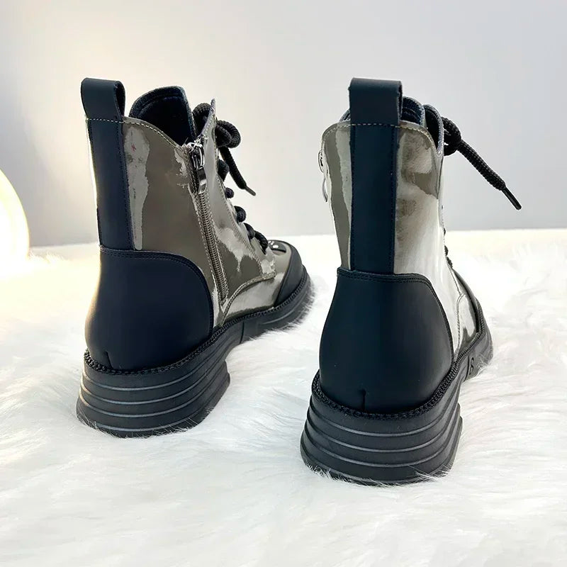 Vue arrière de bottines pour femmes, avec des détails en cuir brillant et une semelle noire robuste, offrant un confort optimal et un style tendance.