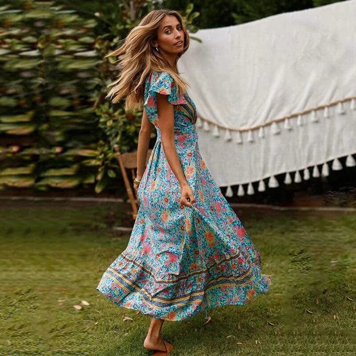 Robe longue bohème portefeuille Leonie pour femme, moderne et élégante. Cette robe fluide, ornée d'un imprimé floral coloré, offre une coupe féminine et légère. Idéale pour un look bohème chic, elle est parfaite pour les journées ensoleillées et les occasions décontractées.