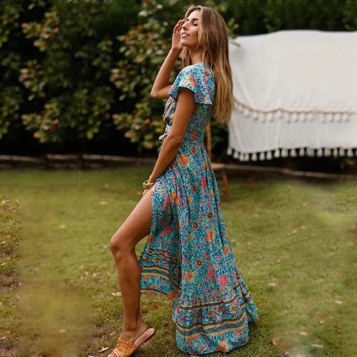 Robe longue bohème portefeuille Leonie pour femme, moderne et chic. Cette robe colorée à imprimé floral, avec sa coupe fluide et élégante, met en valeur la silhouette tout en offrant un confort optimal. Parfaite pour un look décontracté et féminin, elle est idéale pour les journées ensoleillées et les occasions spéciales.