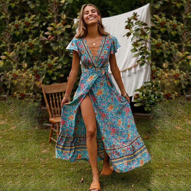 Robe longue bohème portefeuille Leonie pour femme, moderne et élégante. Cette robe à imprimé floral vibrant, avec sa coupe fluide et féminine, offre un look chic et décontracté. Parfaite pour les journées d'été ou les occasions spéciales, elle combine confort et style bohème.