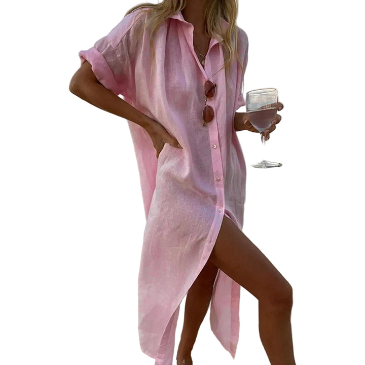 Robe maxi légère en lin de couleur rose pâle, avec une fermeture à boutons et un design fluide. Parfaite pour une journée décontractée à la plage ou une sortie estivale, cette robe offre un look chic et confortable, tout en étant fraîche et aérienne grâce à son tissu naturel.