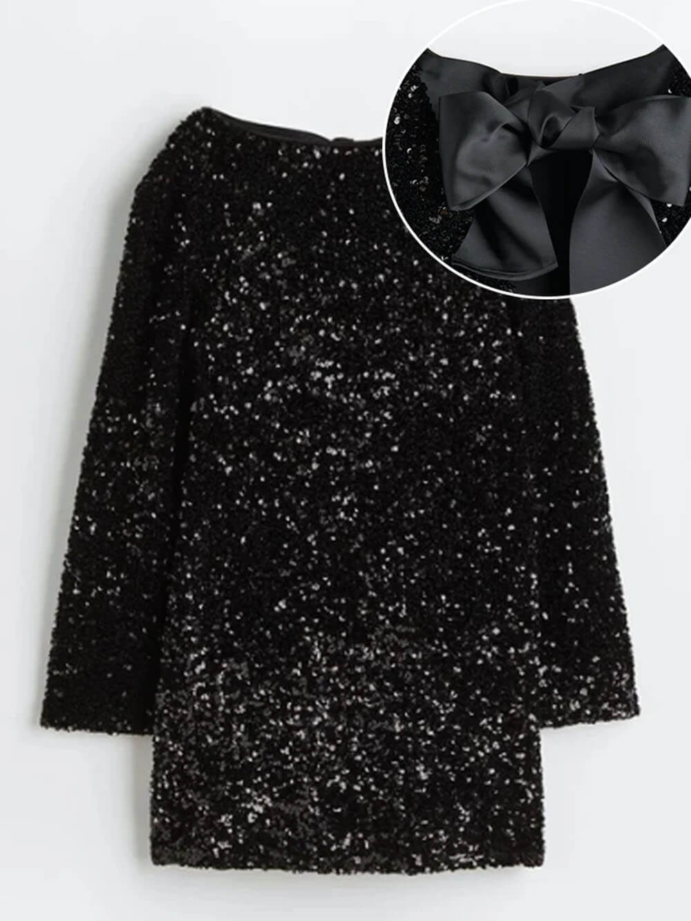 Une robe noire à sequins avec des manches longues et un dos orné d'un grand nœud en satin noir. La robe est élégante et scintillante, idéale pour des occasions spéciales.