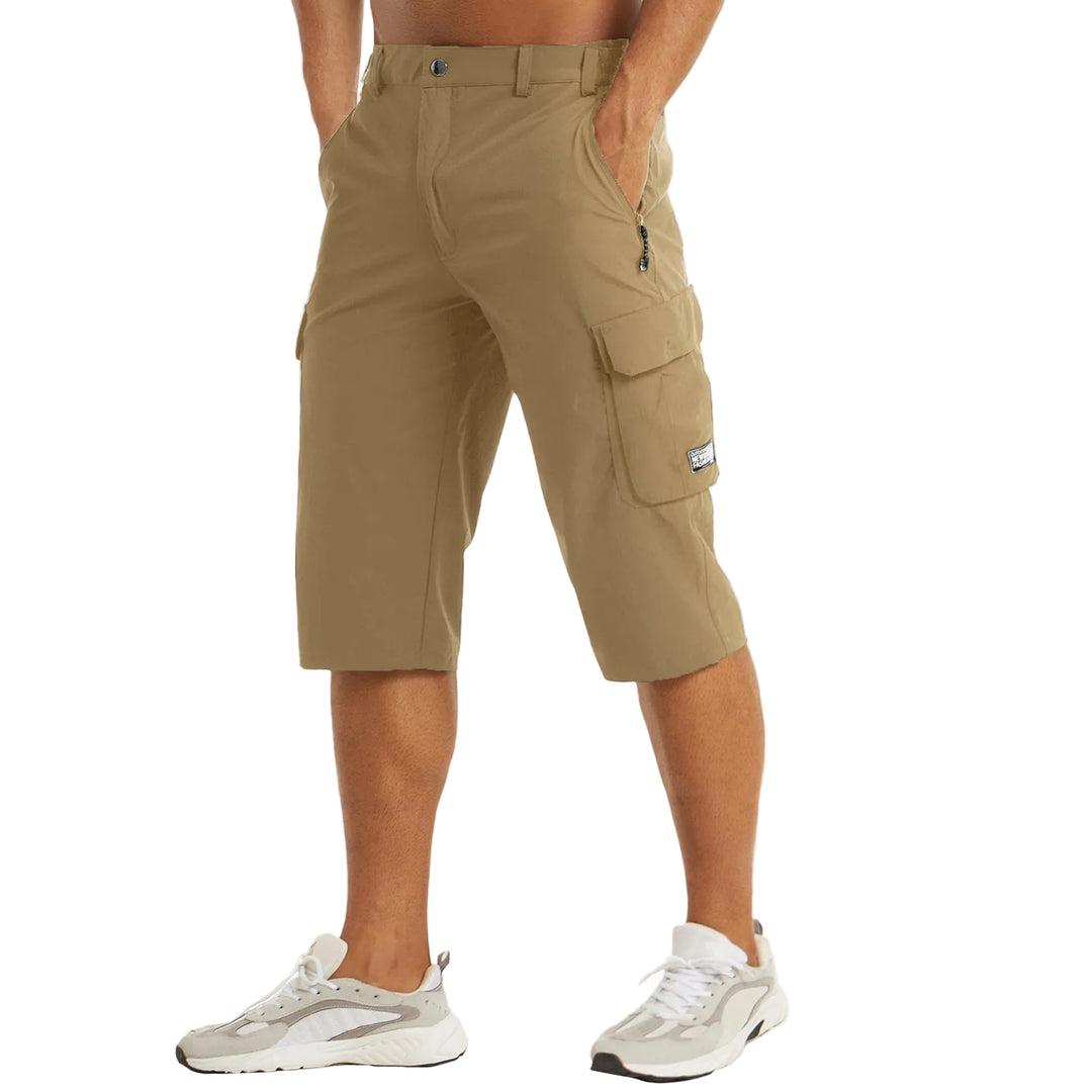 Short cargo homme beige longueur genou avec poches latérales à rabat, fermeture zippée et passants de ceinture, style urbain pratique.