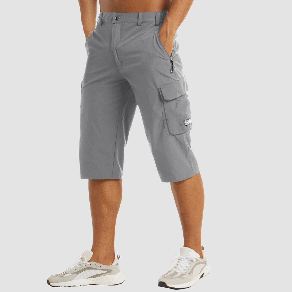 Short cargo homme gris clair longueur genou avec poches latérales à rabat, fermeture zippée et passants de ceinture, style casual et pratique.