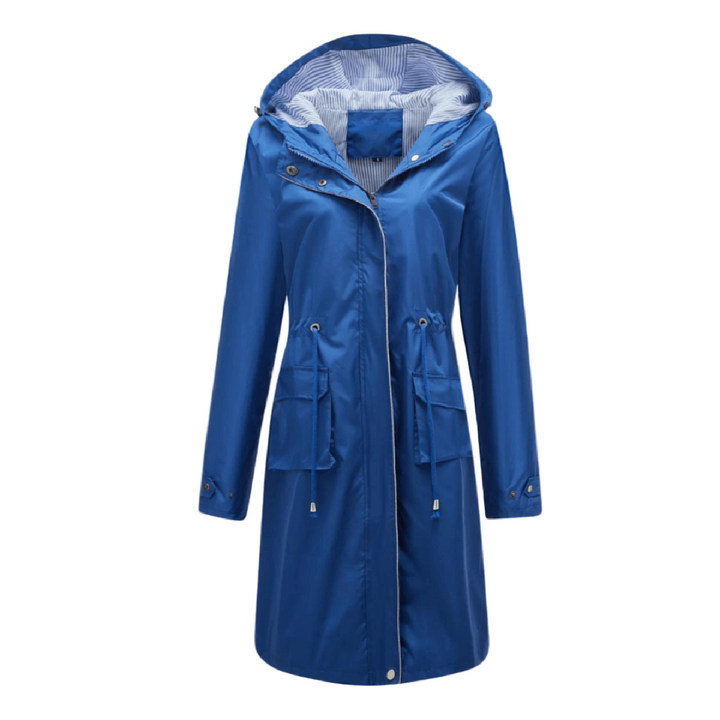 Manteau long bleu pour femme avec capuche doublée, fermeture zippée, taille ajustable par cordons et grandes poches frontales, présenté sur fond clair.
