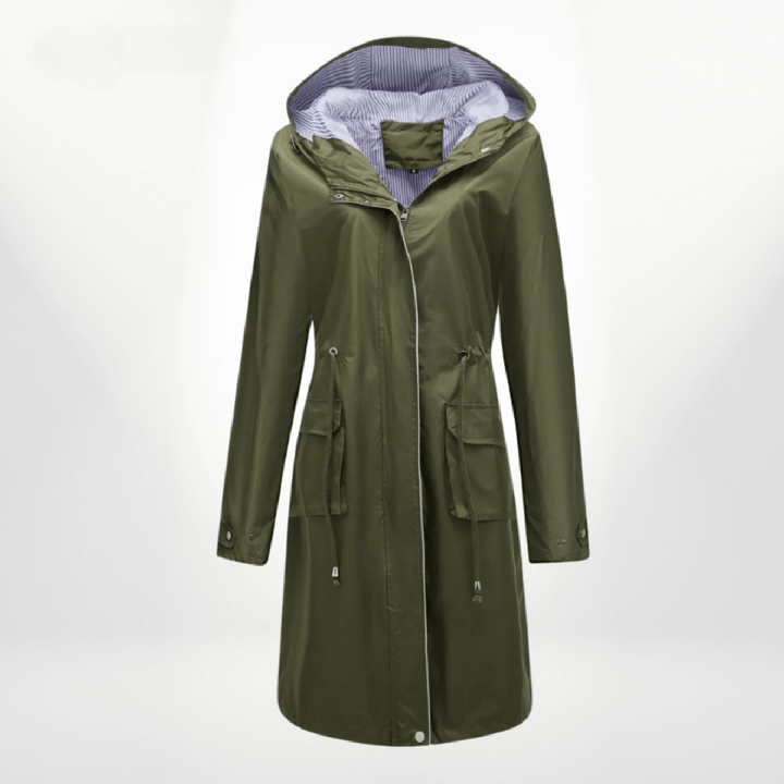 Manteau long vert pour femme avec capuche doublée, fermeture éclair, cordons de serrage à la taille et grandes poches à rabat, présenté sur fond clair.