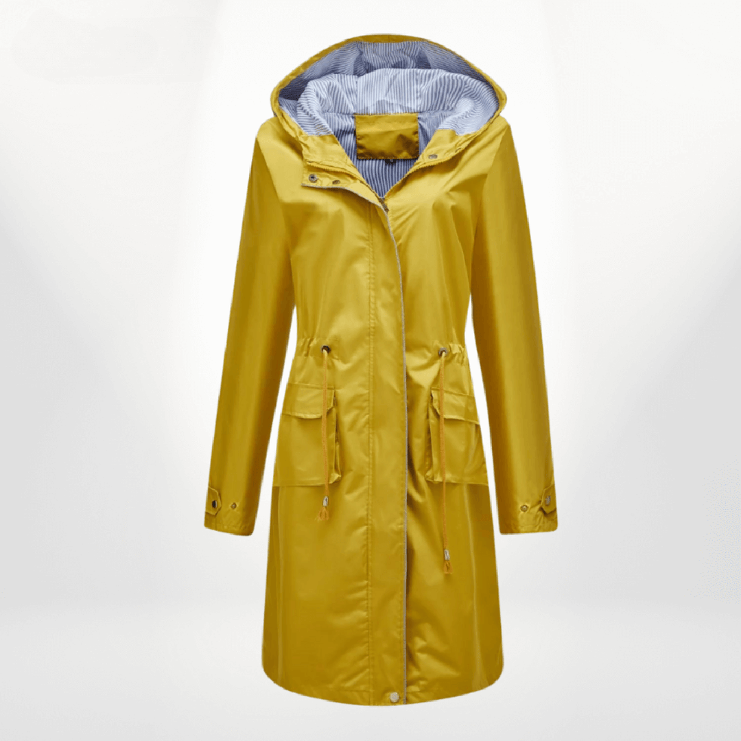 Manteau long jaune pour femme avec capuche doublée, fermeture zippée, taille ajustable par cordons et grandes poches frontales à rabat, présenté sur fond clair.