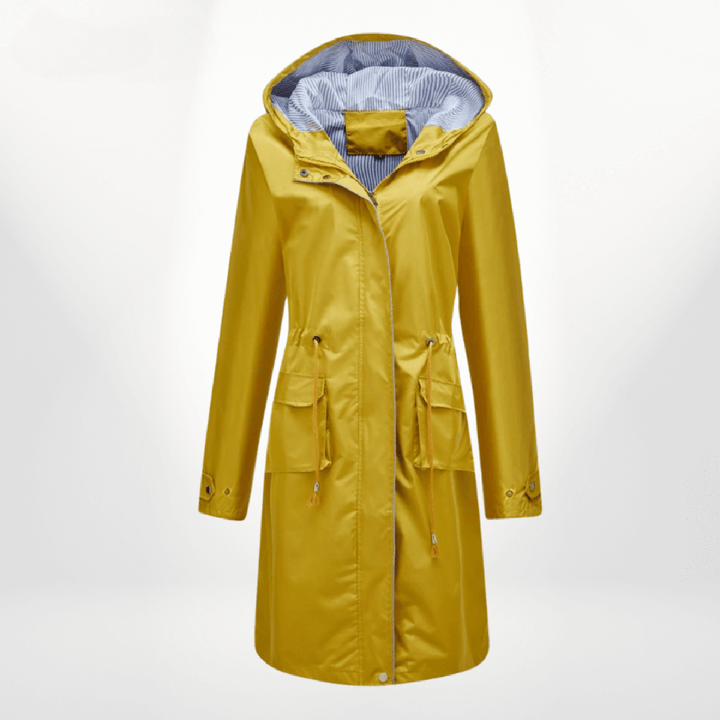 Manteau long jaune pour femme avec capuche doublée, fermeture zippée, taille ajustable par cordons et grandes poches frontales à rabat, présenté sur fond clair.