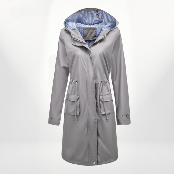 Manteau long gris pour femme avec capuche doublée, fermeture zippée, cordons de serrage à la taille et grandes poches à rabat, présenté sur un fond clair.