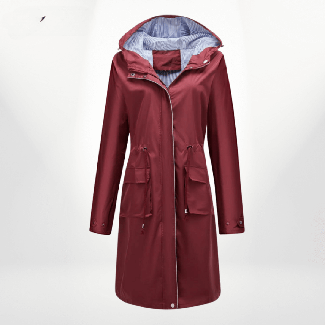Manteau long rouge pour femme, avec capuche doublée, fermeture éclair, taille à cordon et grandes poches avant, présenté sur fond clair.