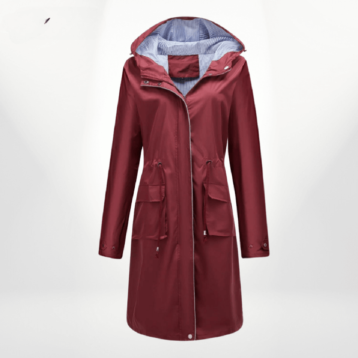 Manteau long rouge pour femme, avec capuche doublée, fermeture éclair, taille à cordon et grandes poches avant, présenté sur fond clair.