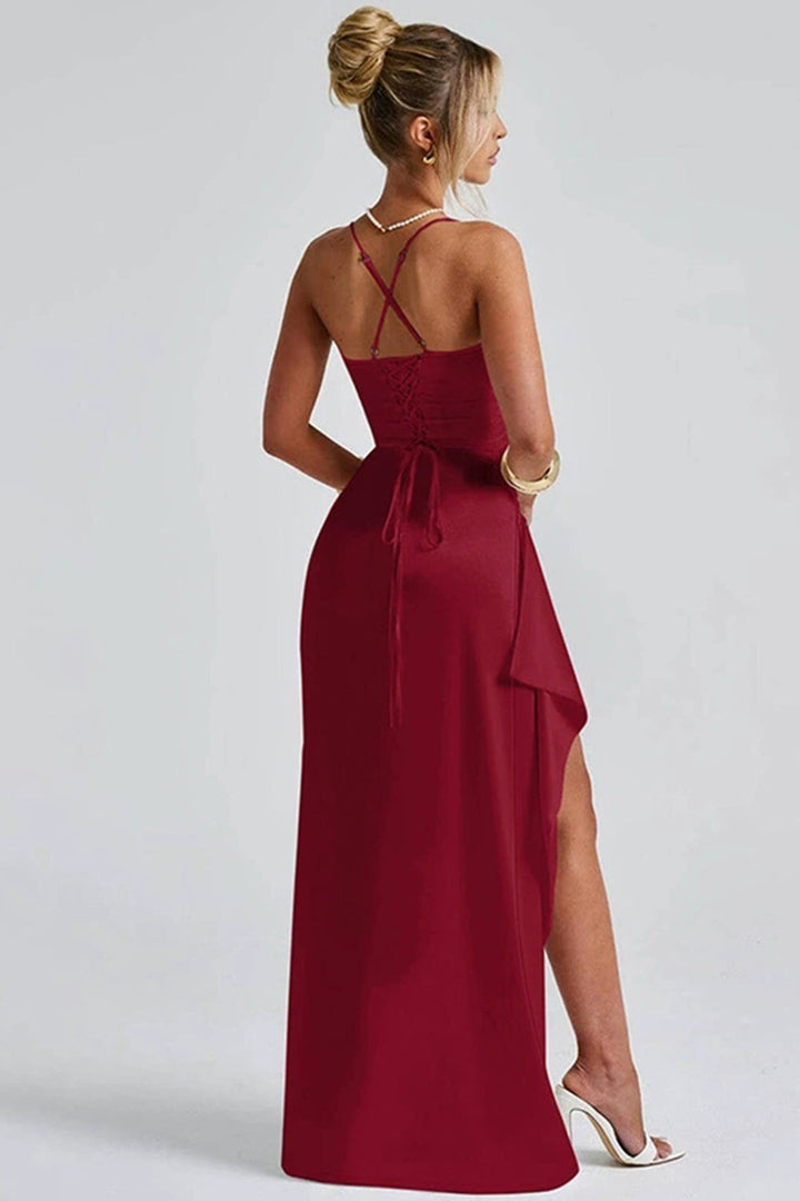 Vue arrière de la robe maxi satinée bordeaux, avec un dos nu délicatement lacé pour un ajustement personnalisé et élégant. Cette robe met en valeur la silhouette tout en offrant un style sensuel et raffiné, idéale pour une soirée ou une fête chic et glamour.