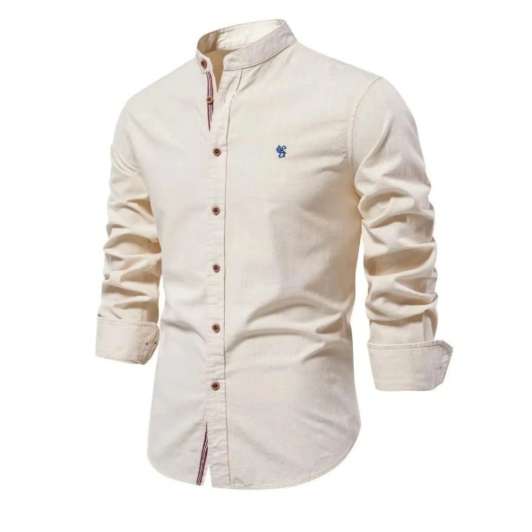 Cette chemise à manches longues de couleur crème présente un col Mao, des boutons en bois contrastés et un petit logo brodé sur la poitrine. Elle combine confort et élégance, idéale pour un look chic et décontracté lors des journées fraîches.