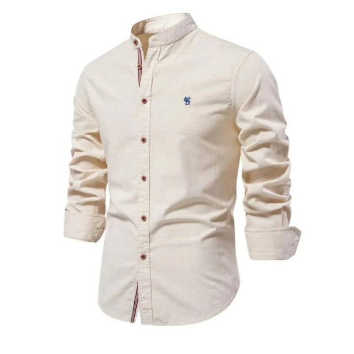 Cette chemise à manches longues de couleur crème présente un col Mao, des boutons en bois contrastés et un petit logo brodé sur la poitrine. Elle combine confort et élégance, idéale pour un look chic et décontracté lors des journées fraîches.