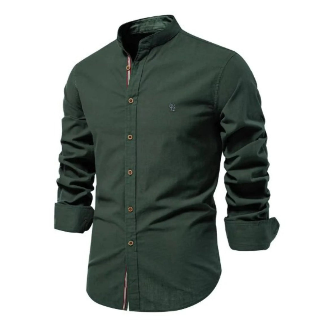 Cette chemise à manches longues de couleur verte présente un col Mao élégant, des boutons en bois contrastés et un petit logo brodé sur la poitrine. Idéale pour un look moderne et raffiné, elle offre confort et style pour les journées fraîches.