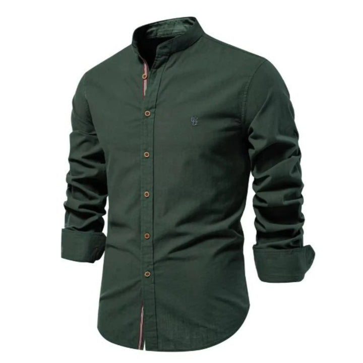 Cette chemise à manches longues de couleur verte présente un col Mao élégant, des boutons en bois contrastés et un petit logo brodé sur la poitrine. Idéale pour un look moderne et raffiné, elle offre confort et style pour les journées fraîches.