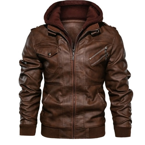 Veste en simili cuir marron avec capuche bordeaux intégrée, fermeture éclair centrale et poches zippées. Un style élégant et pratique, idéal pour les journées d'hiver.
